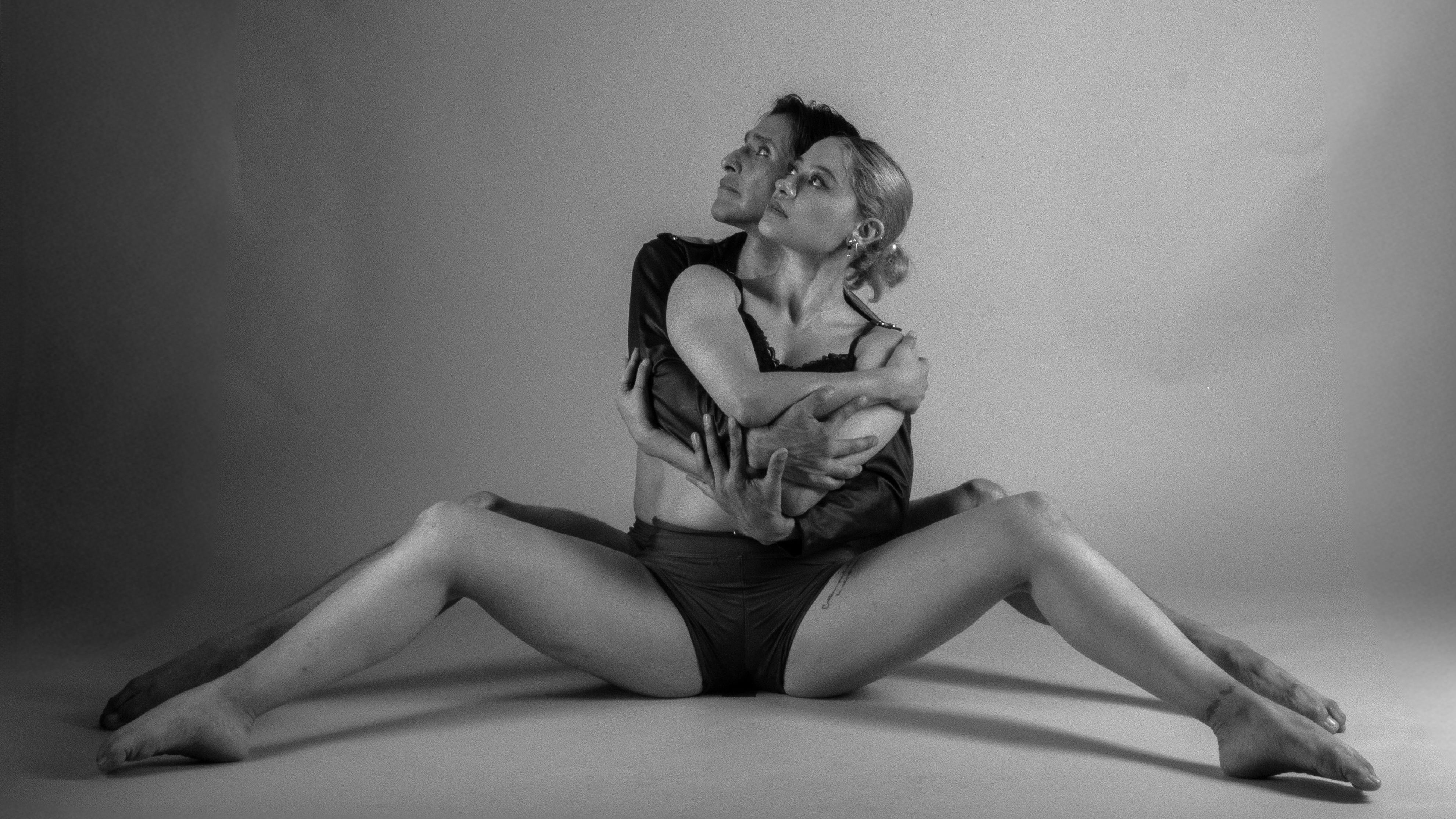 Photographie de deux personnes qui dansent de la dance contemporaine.