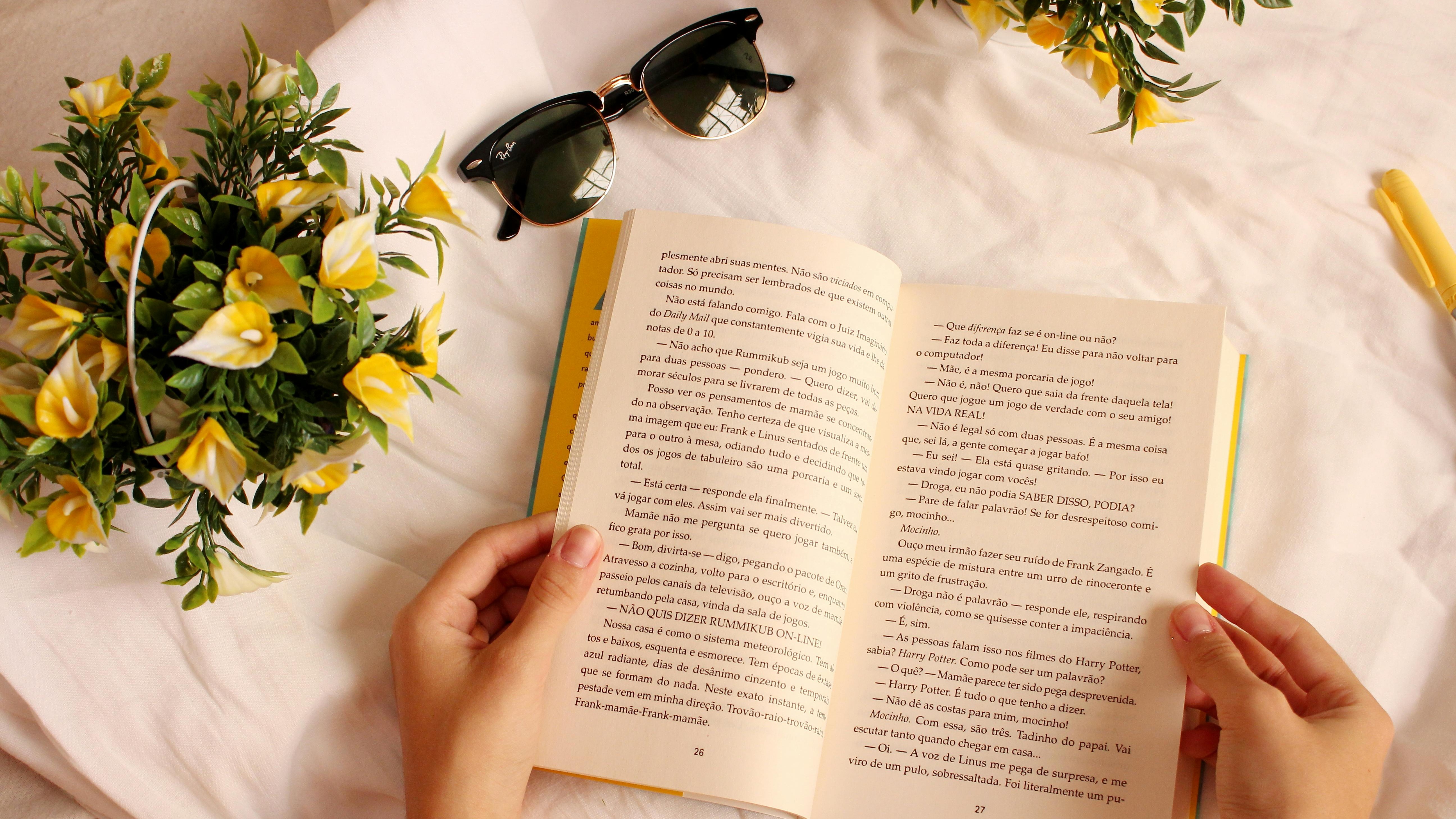 Photographie d'une pile de livres.
