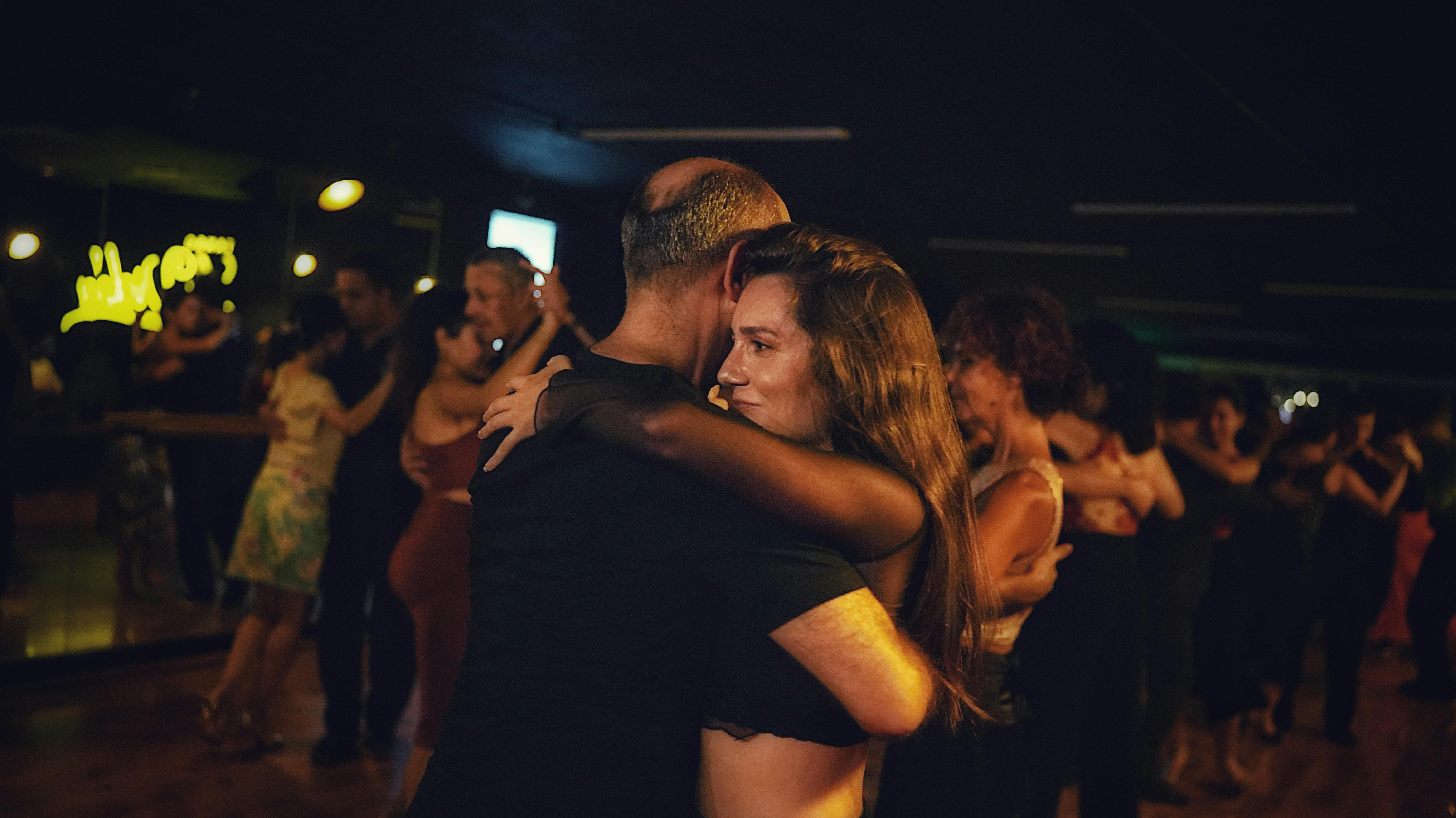 Photographie de personnes qui dansent en couple.