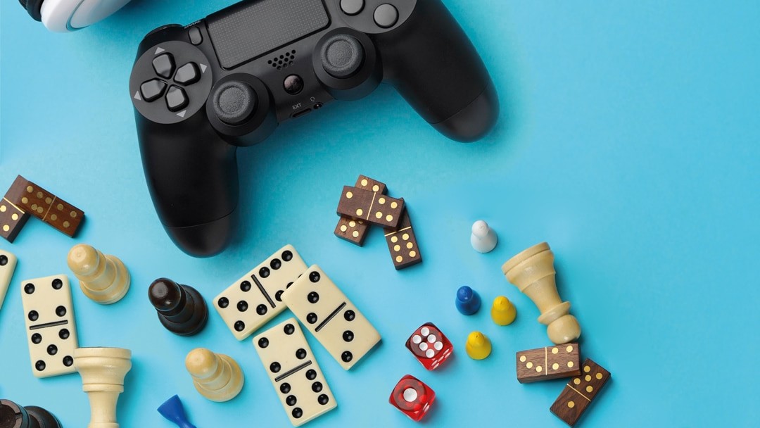 Une image représentant des pions, des dés, une manette de jeux vidéos.